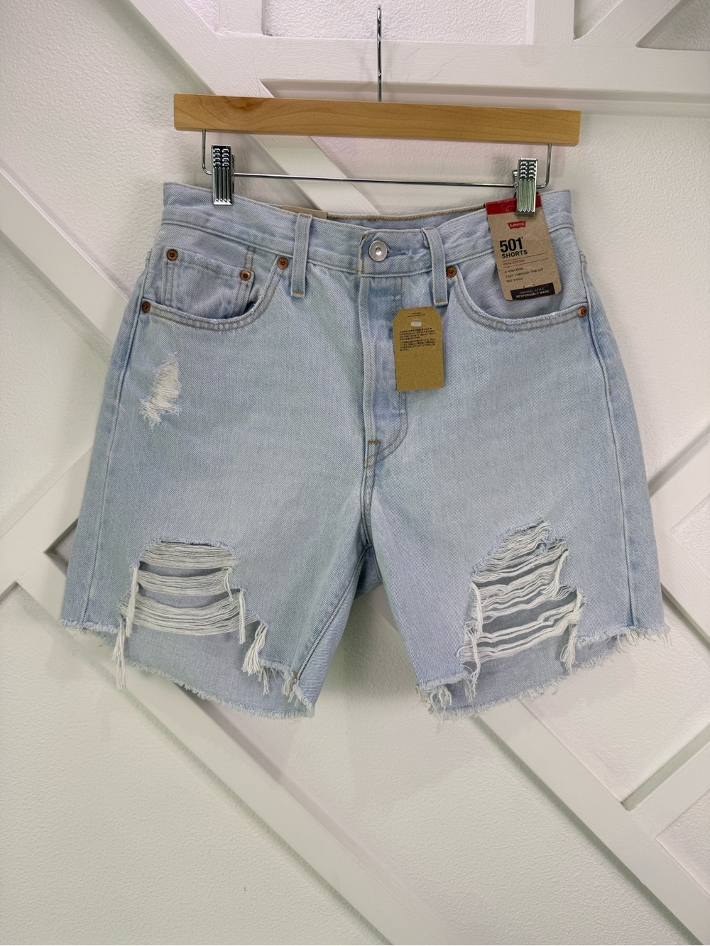 NWT Levi’s 501 Mid Thigh Women's Shorts Light Wash Distressed Size 28